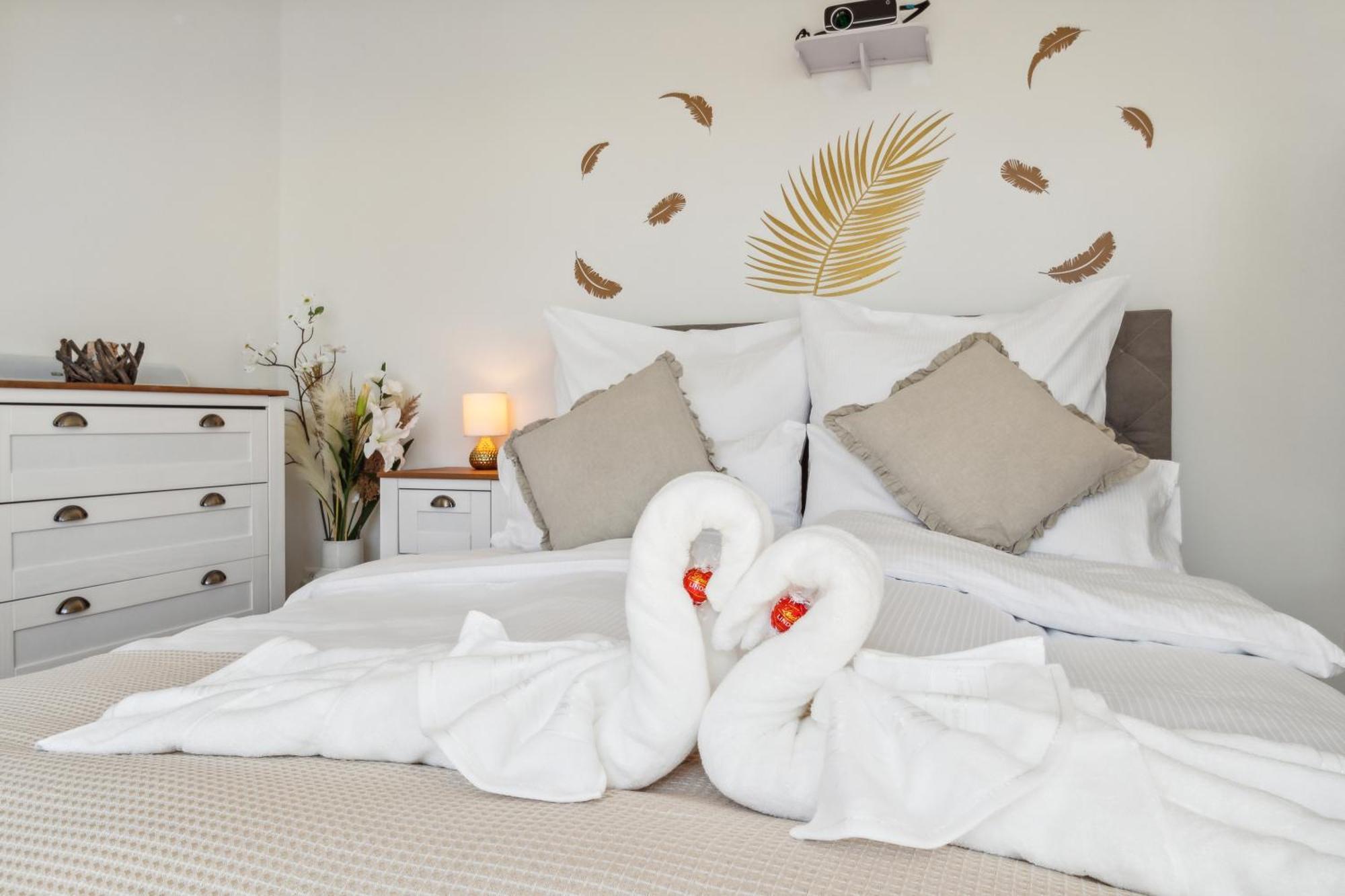 Business I Family Apartment I 1-4 Personen - Aare Blick, Nahe Altstadt I Beamer - 99" Leinwand I Terrassen Lounge Und Parkplatz Brugg  Bagian luar foto