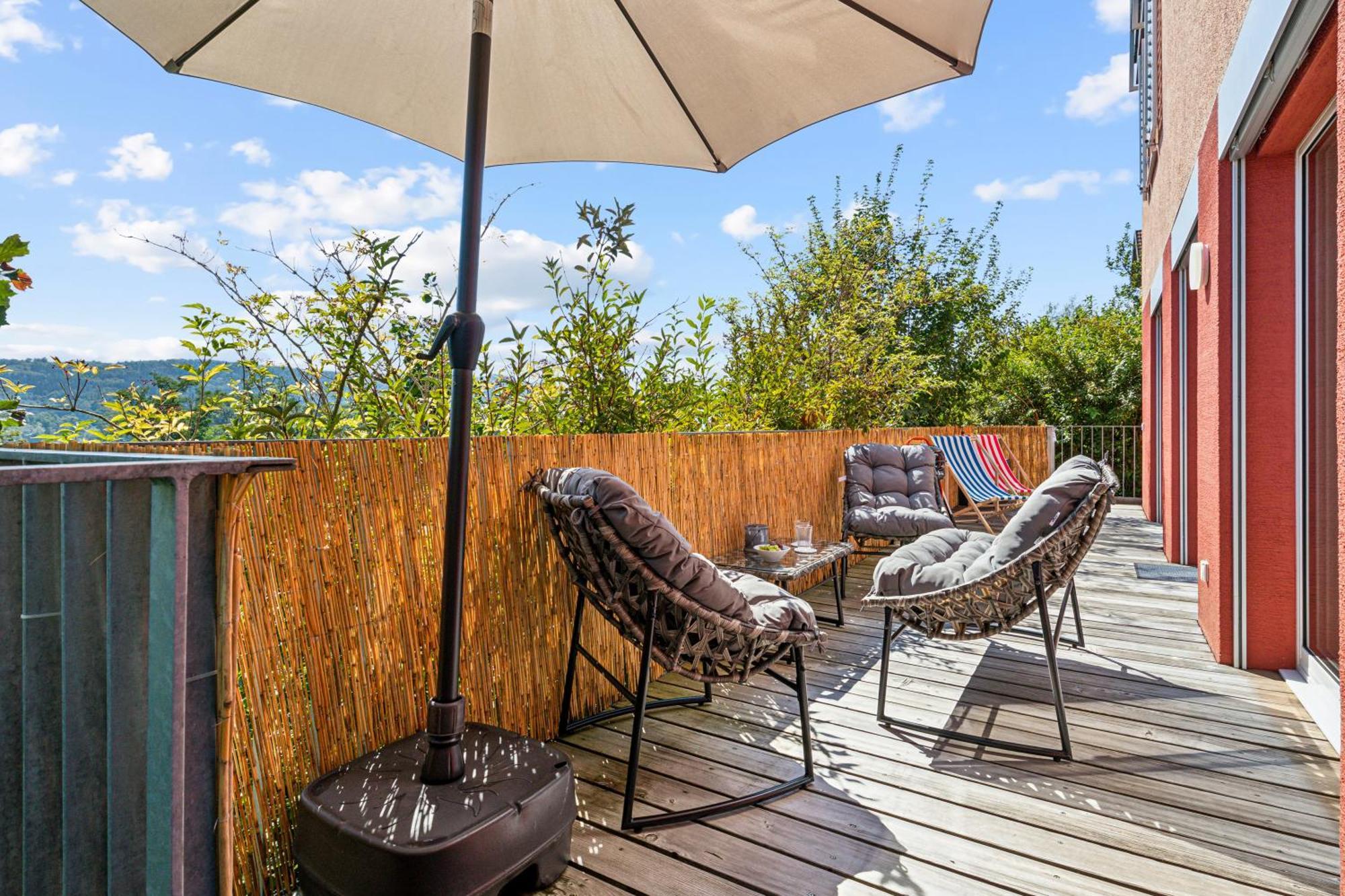 Business I Family Apartment I 1-4 Personen - Aare Blick, Nahe Altstadt I Beamer - 99" Leinwand I Terrassen Lounge Und Parkplatz Brugg  Bagian luar foto